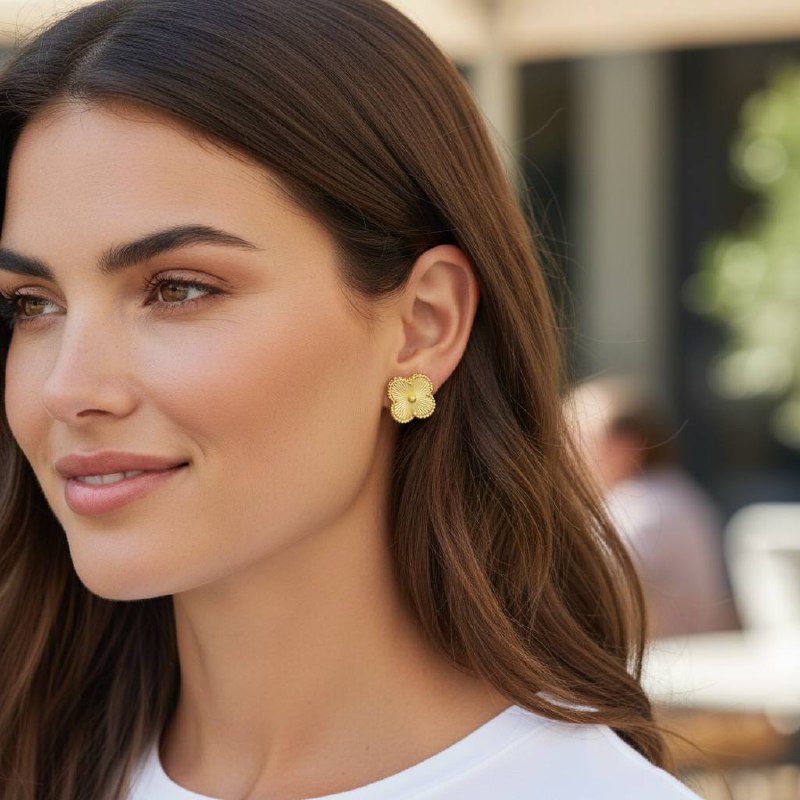 أقراط فانكليف الذهبية المرصعة