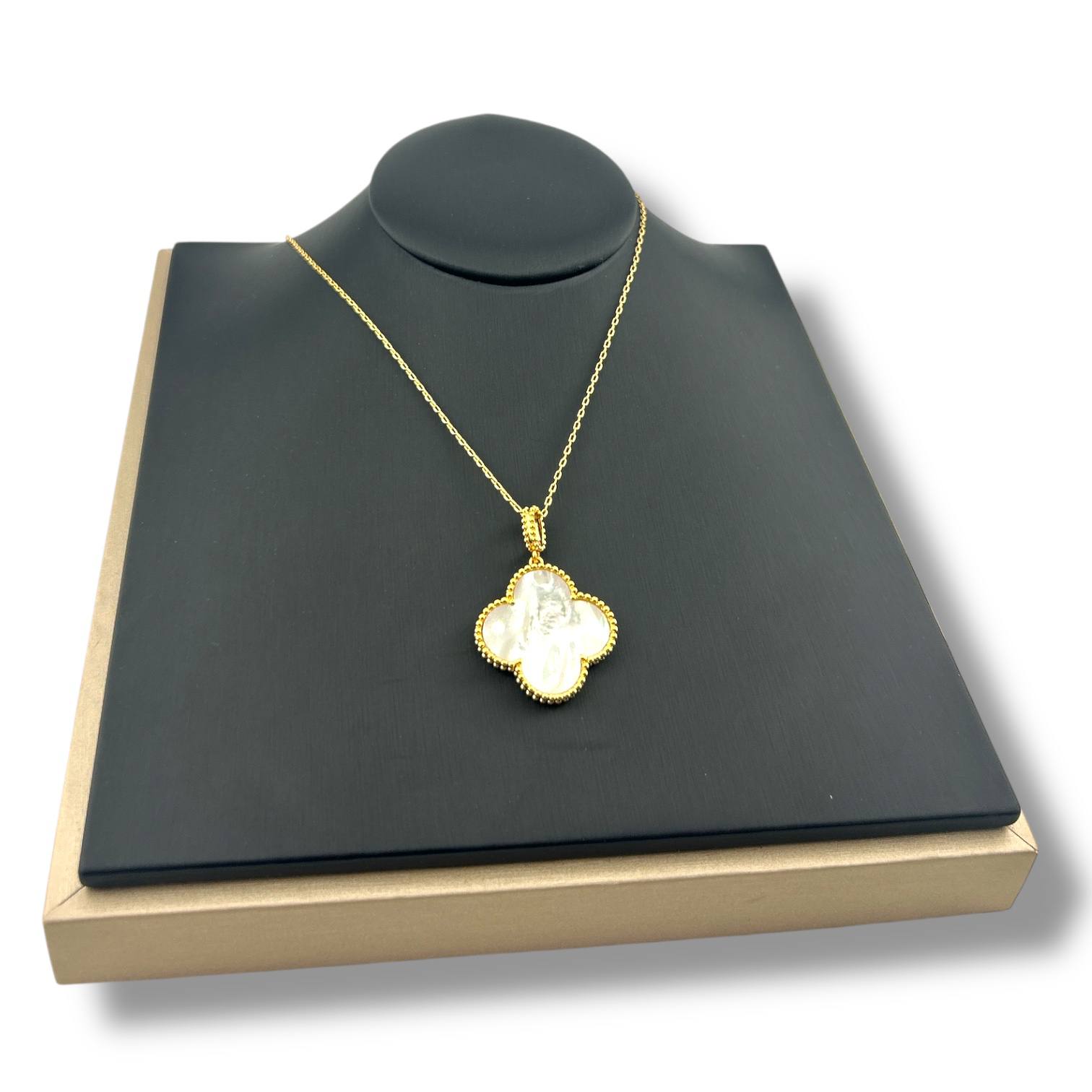 ✨ Mother of Pearl Clover Pendant Necklace