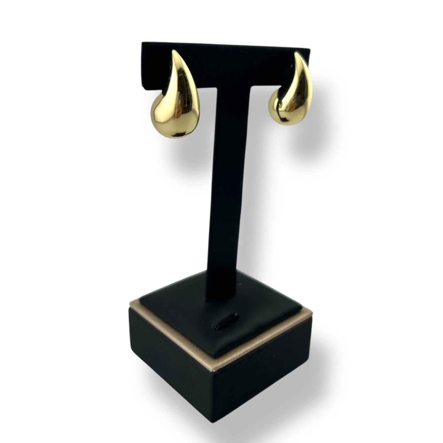 أقراط متوهجة على شكل دمعة