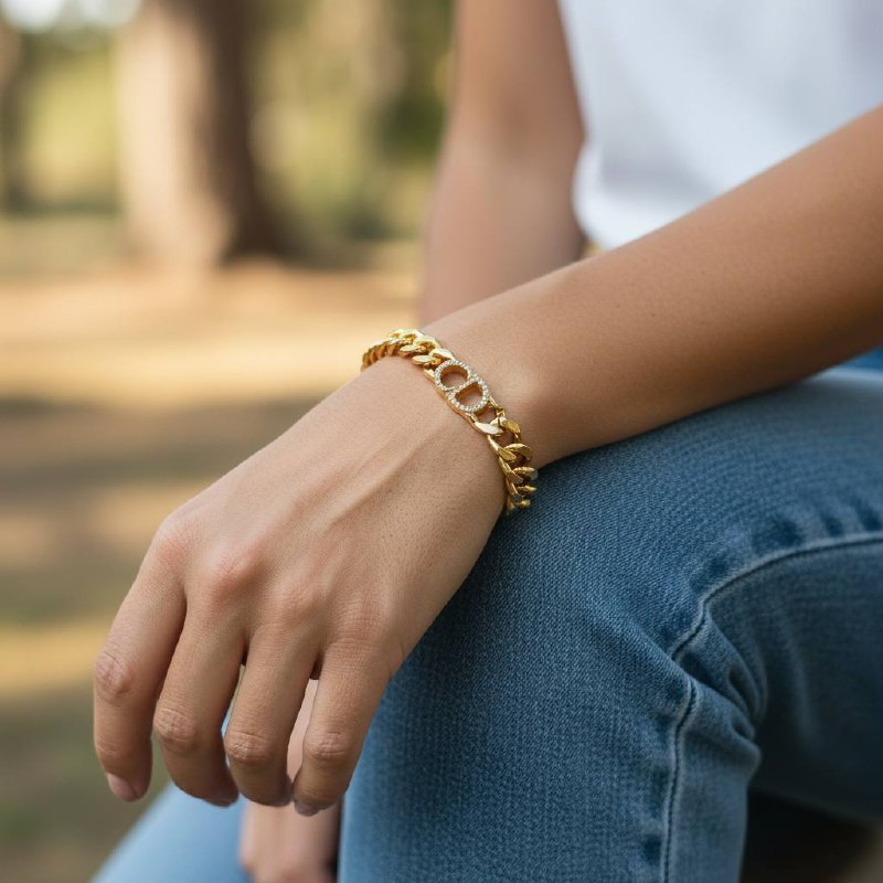 سوار بتصميم مميز مرصع بكريستال سي دي - جريء وفاخر ✨