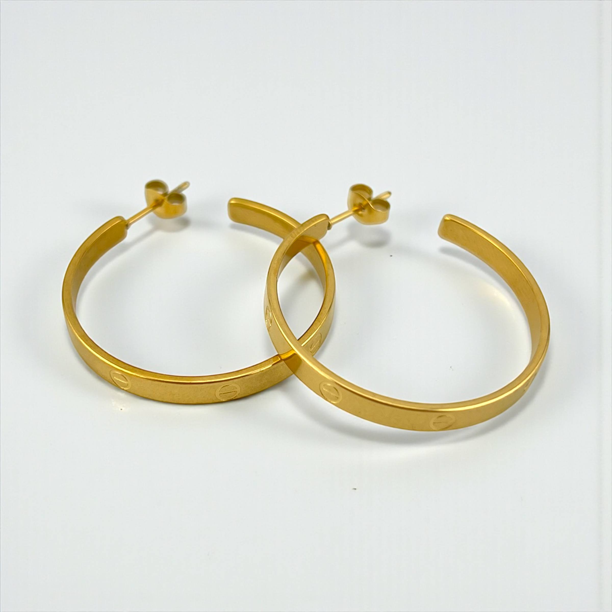 أقراط كارتييه الذهبية المستوحاة من الحب