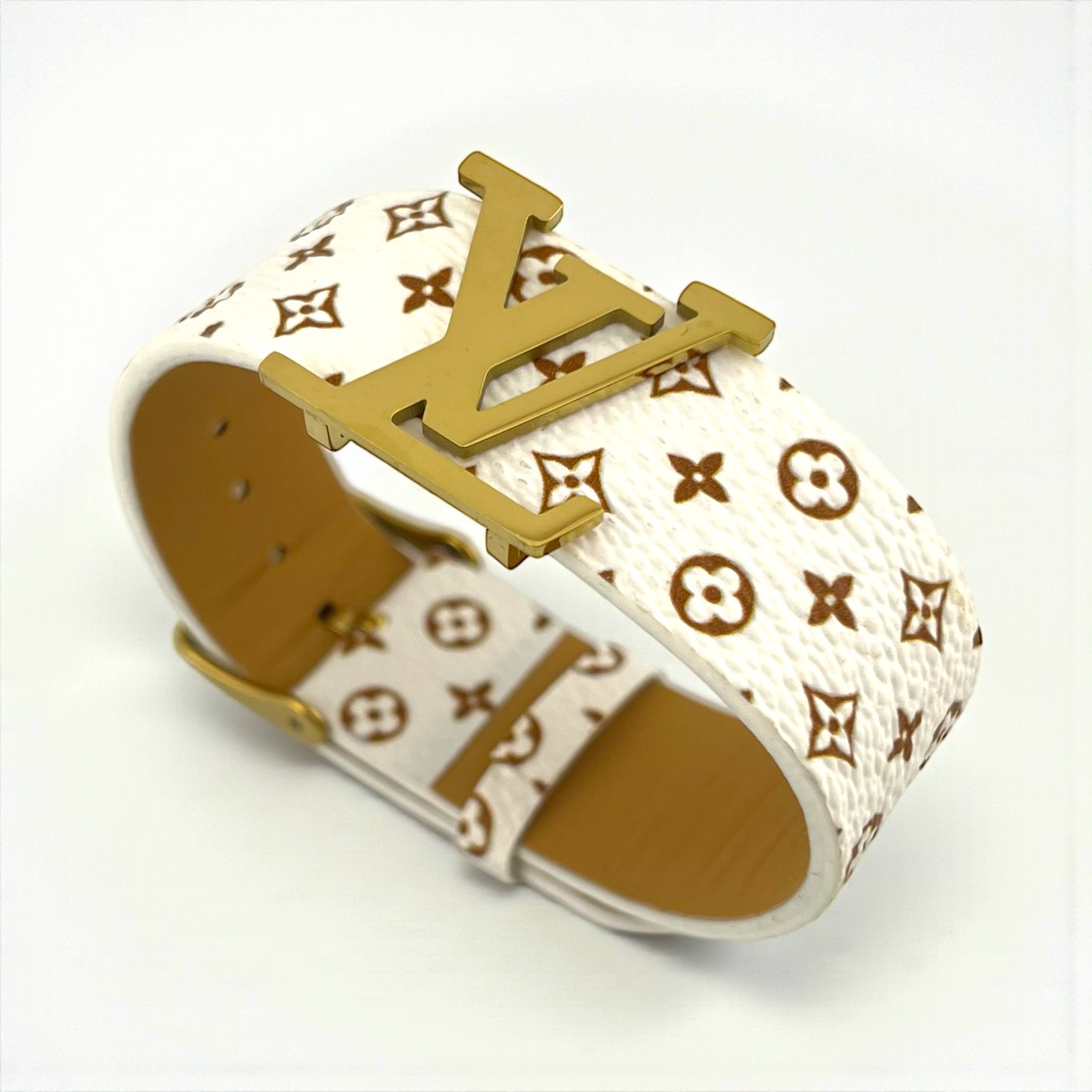 سوار جلدي أبيض بأحرف أولى مع مشبك ذهبي | إكسسوار مميز للجنسين 