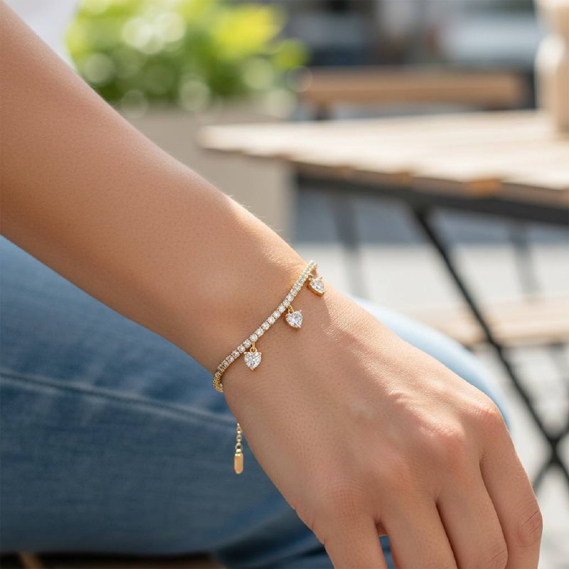 سوار ذهبي من الكريستال ثلاثي القلب 