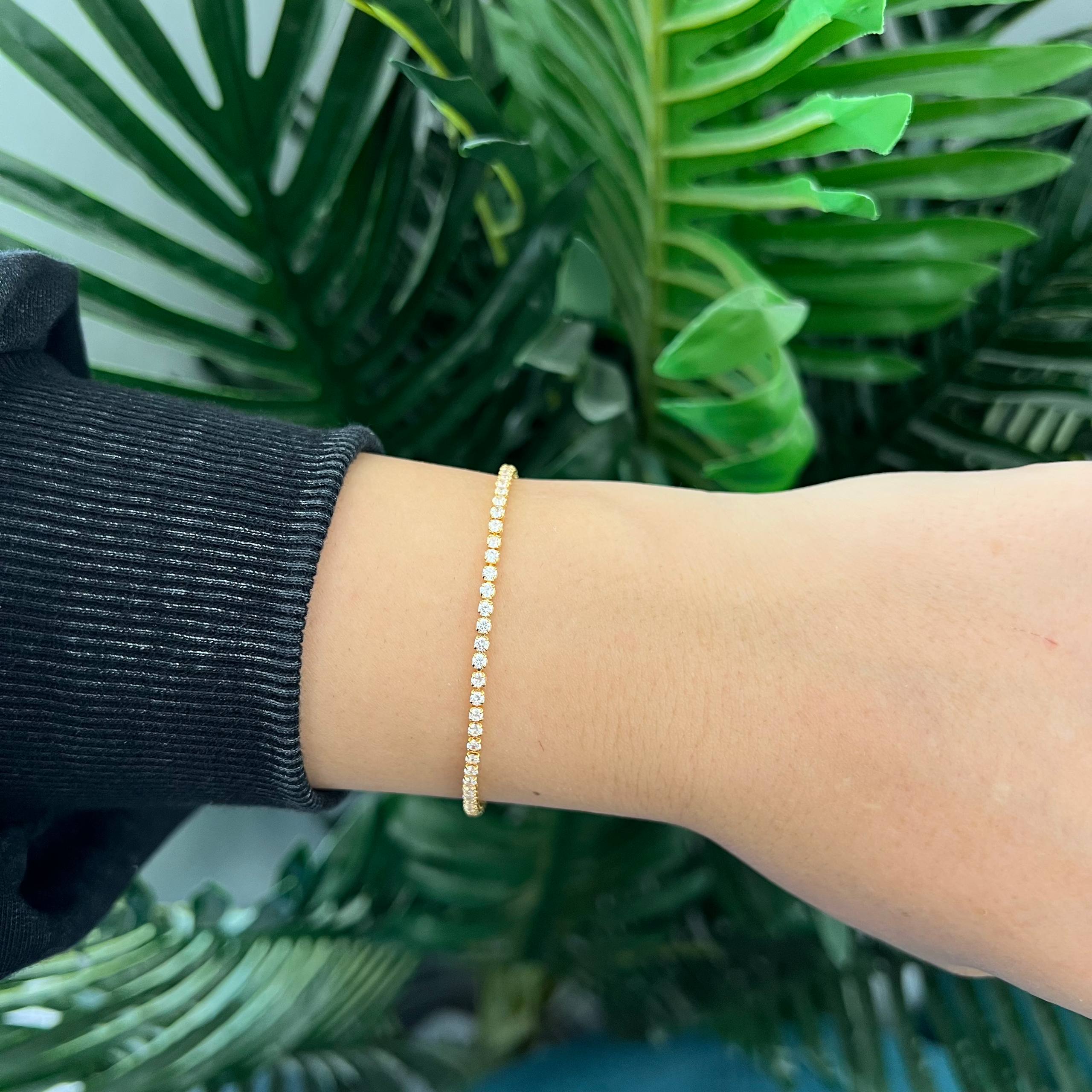 سوار تنس كلاسيكي رفيع ✨